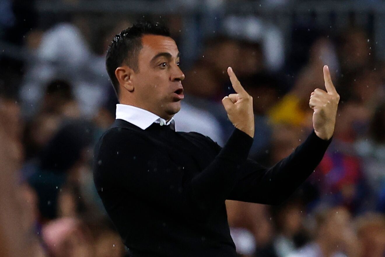 Xavi, dirigiendo un partido desde la banda.