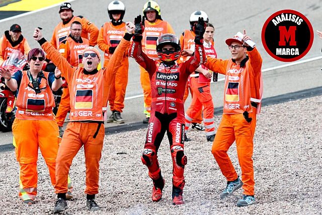 Marc M�rquez, con los comisarios de Sachsenring.