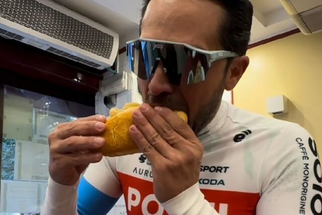 Contador, comiendo en una imagen de archivo.