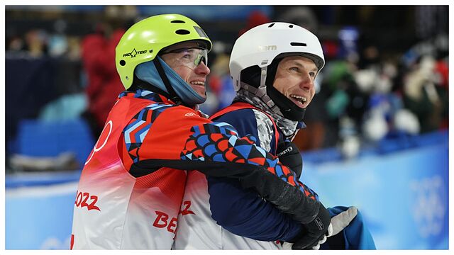 Burov se abraza a Abramenko, despu�s de conseguir las medallas en los Juegos.