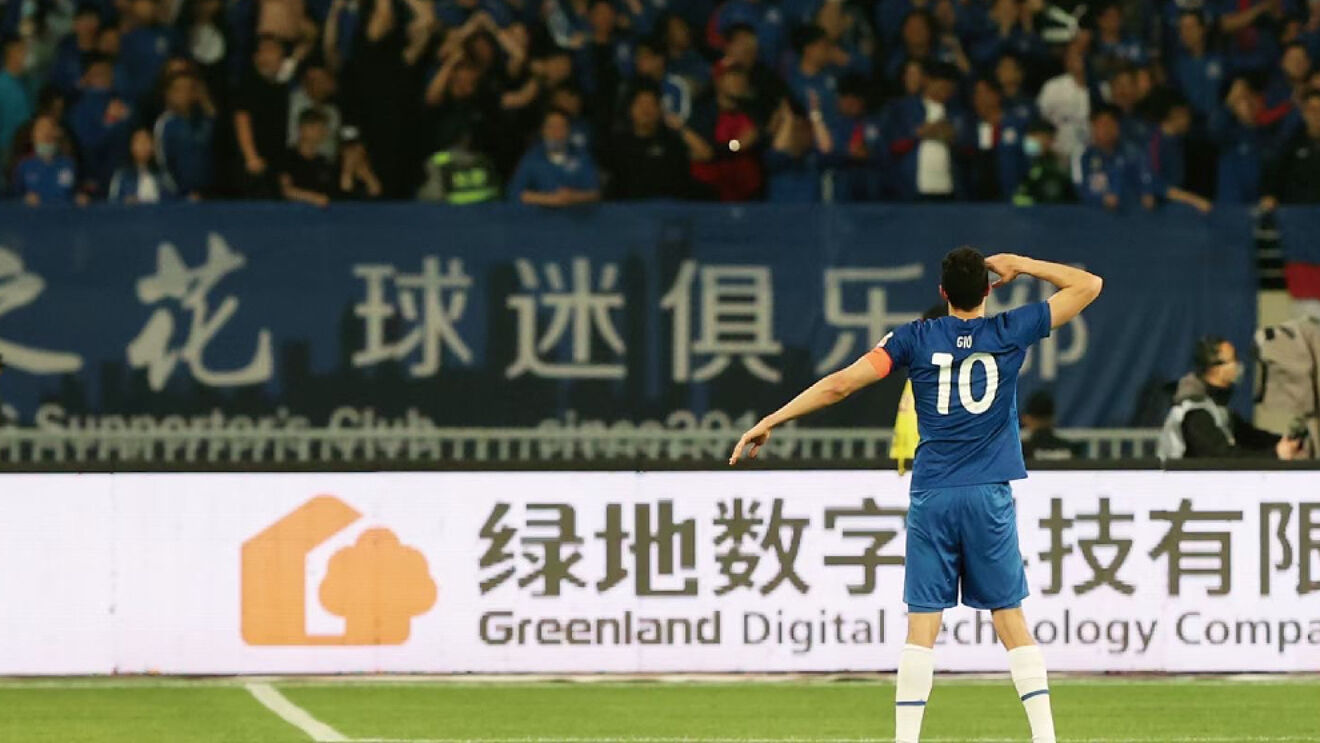 Gio Moreno celebra con los aficionados del Shanghai Shenhua la...