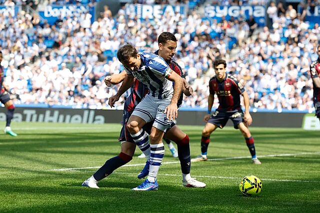 Mikel Oyarzabal pugna por un bal�n con Mat�as Moreno.