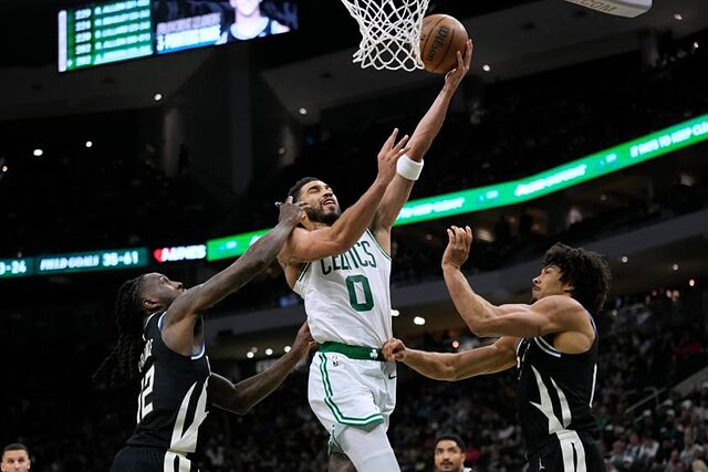 Jayson Tatum hace una entrada a canasta en el partido ante los Bucks.