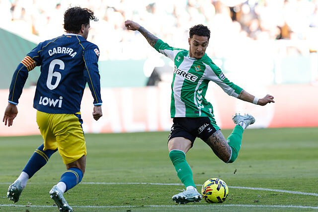 El brasile�o Antony ante Leandro Cabrera en el Real Betis - Espanyol de hoy