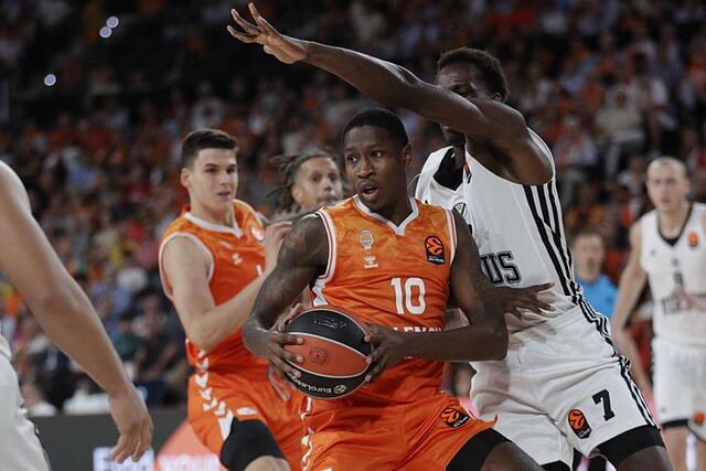 Omari Moore trata de proteger el bal�n en la ida.