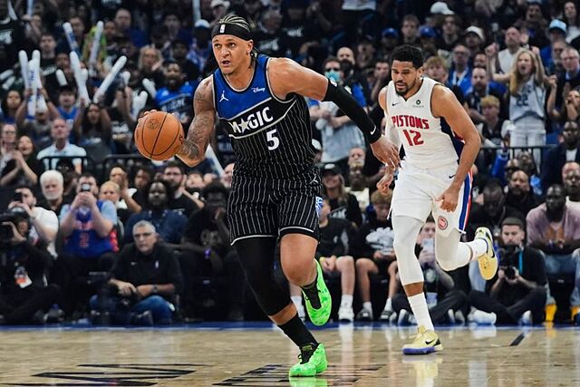 Paolo Banchero corre hacia canasta con Tobias Harris de fondo.