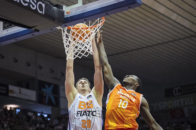 Mindaugas Susinskas trata de anotar ante Omari Moore.