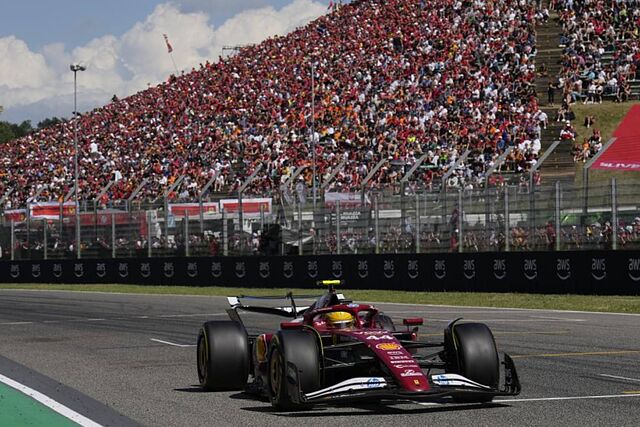 Hamilton, delante de la 'colina de la passione' en el Aut�dromo Enzo y Dino Ferrari de �mola.