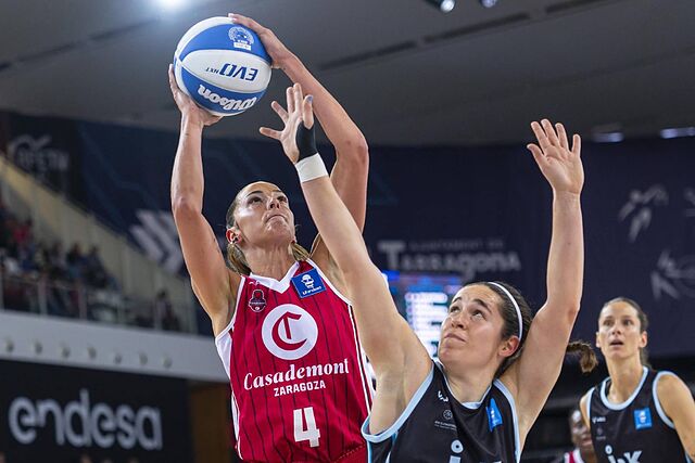 Mariona Ortiz lanza a canasta en el partido de cuartos ante el IDK Euskotren.