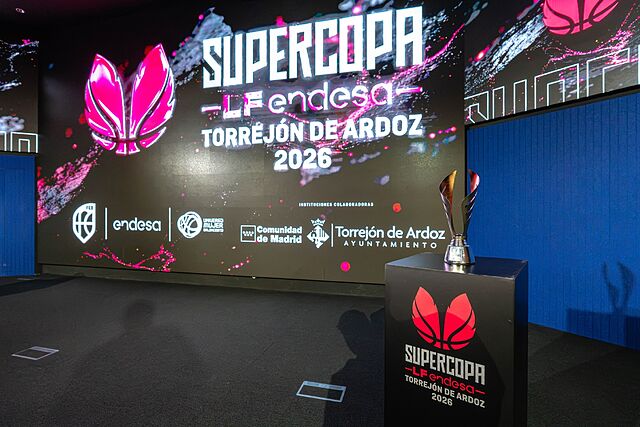 El trofeo de la Supercopa Femenina Endesa, presente en el sorteo de hoy en Torrej�n.
