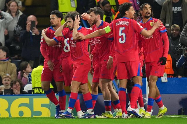 Los jugadores del PSG celebran el gol de Barcola ante el Chelsea en octavos.
