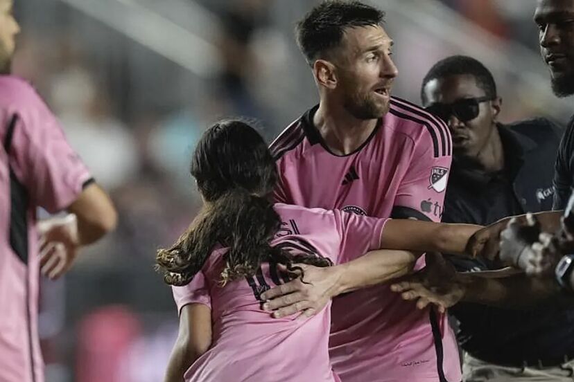 Lionel Messi and a young girl's excitement at meeting him for the first time | Marca
