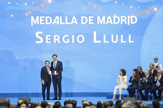 Sergio Llull recibe el premio de la mano del alcalde de Madrid, Jos� Luis Mart�nez-Almeida.