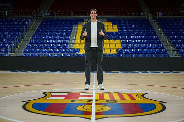 El extremo internacional Ian Barrufet, en el Palau tras su renovaci�n.