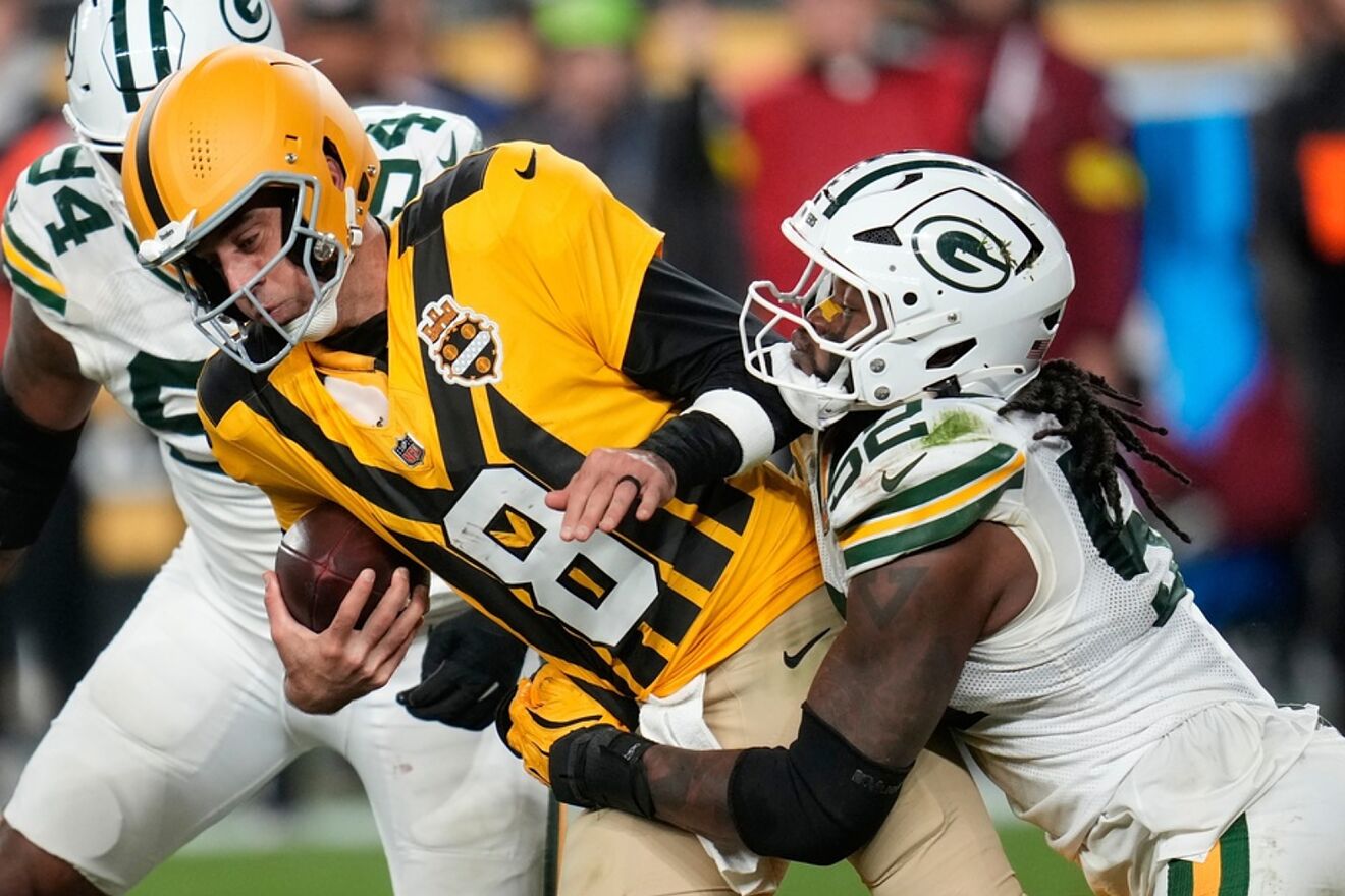 The Pittsburgh Steelers #39 uniform against the Packers is harshly