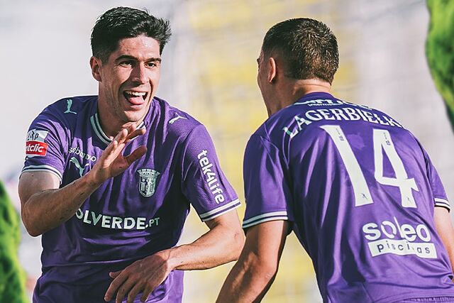 Fran Navarro celebra su gol con&nbsp;Lagerbielke.