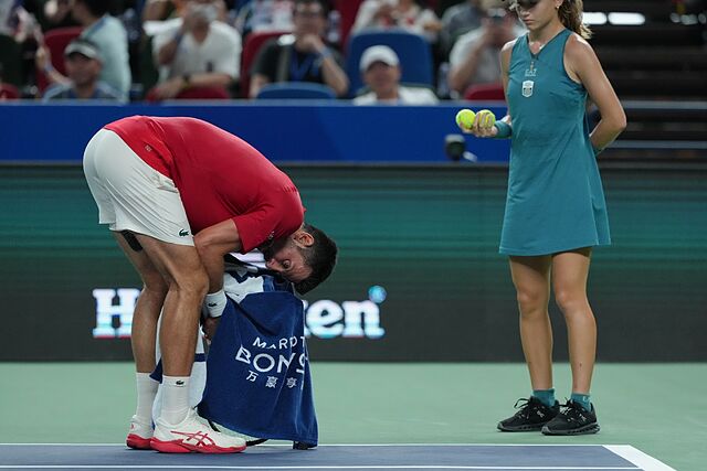 Djokovic estira su espalda durante el partido.