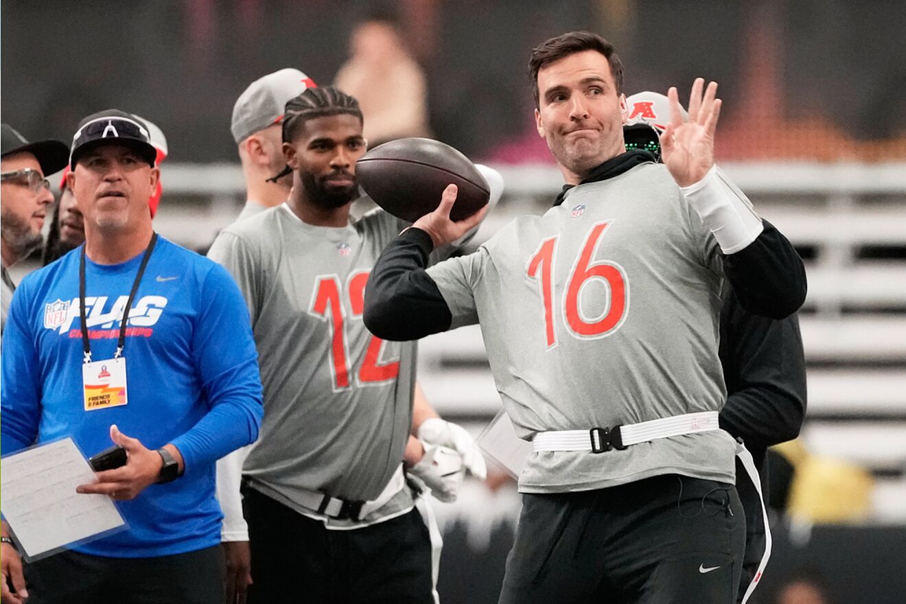AFC quarterback Joe Flacco (16), of the Cincinnati Bengals, throws a...