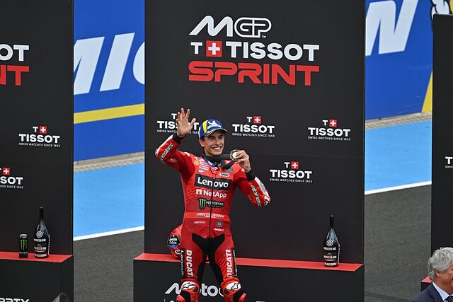 Marc M�rquez, con su medalla de ganador en Hungr�a.