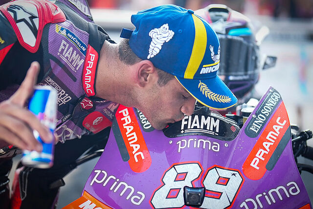 Jorge Mart�n besa su GP24 tras arrasar en Mandalika.