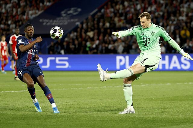 Demb�l�, presionando a Neuer.