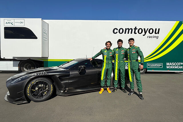 Roberto Merhi, Lance Stroll y Mari Boya junto a su coche.