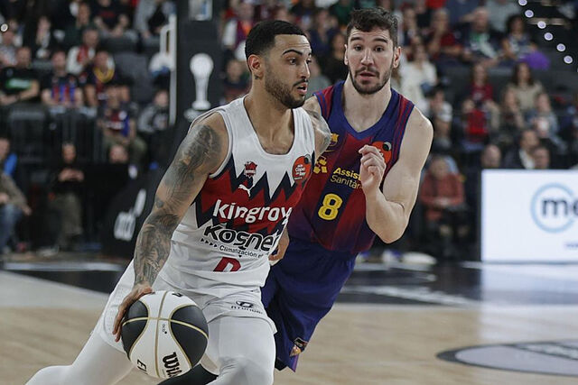 Markus Howard trata de superar la defensa de Dar�o Brizuela.