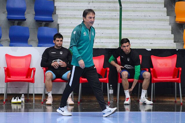 Imanol Arregui, dirige la sesi�n de entrenamiento de hoy, en la que es su vuelta a Osasuna Magna tres a�os despu�s