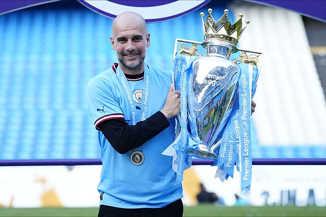 Pep Guardiola posa con su �ltima Premier