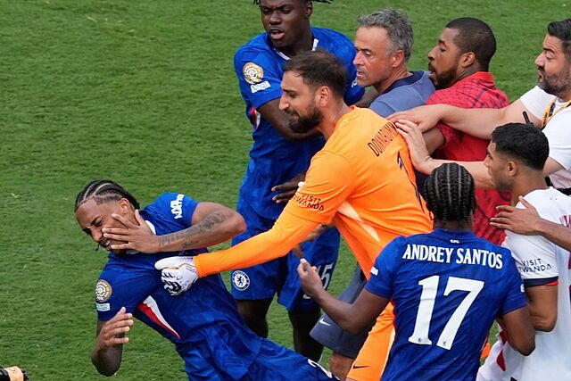 Rafa Alkorta: "�Qui�n dice que Luis Enrique golpea a Joao Pedro? No hay agresi�n"