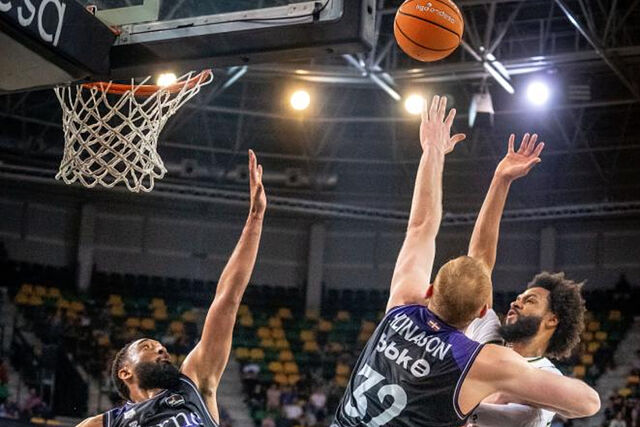 James Webb III lansza a canasta ante Durrun Hilliard y Tryggvi Hlinason.