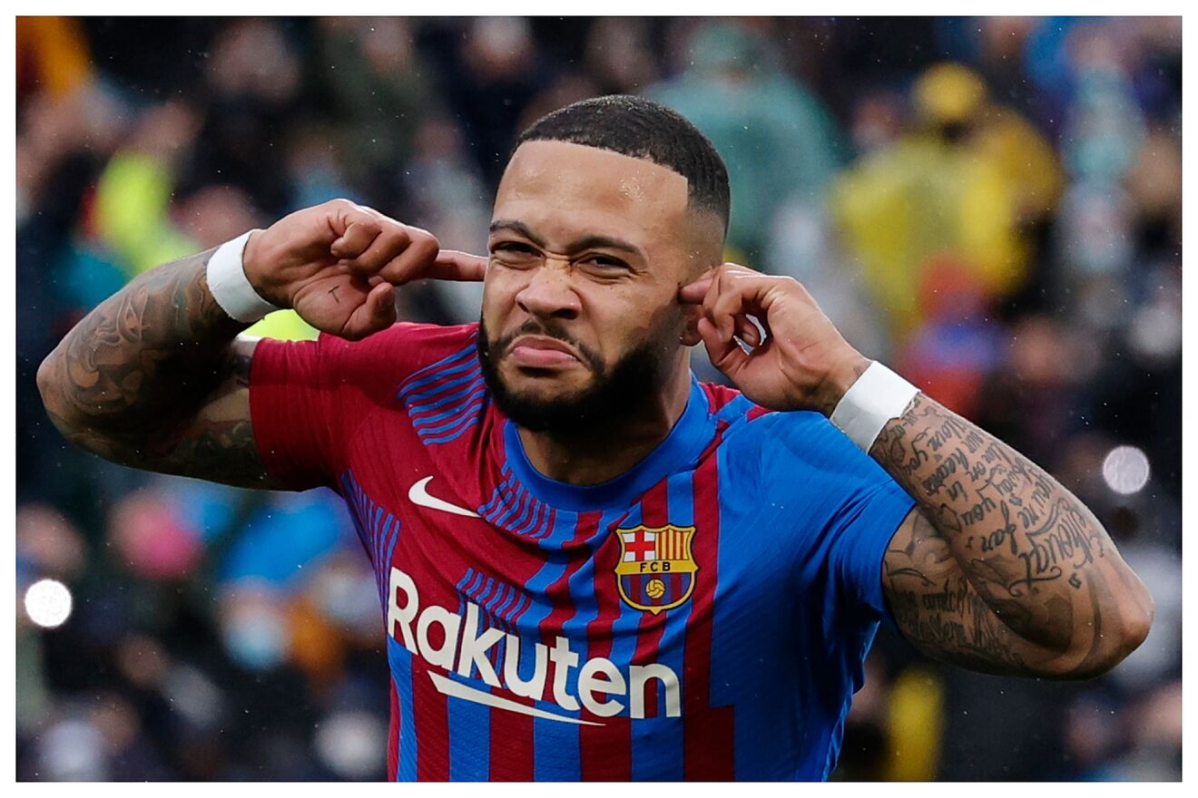 Memphis Depay despu�s de marcar un gol. / EFE