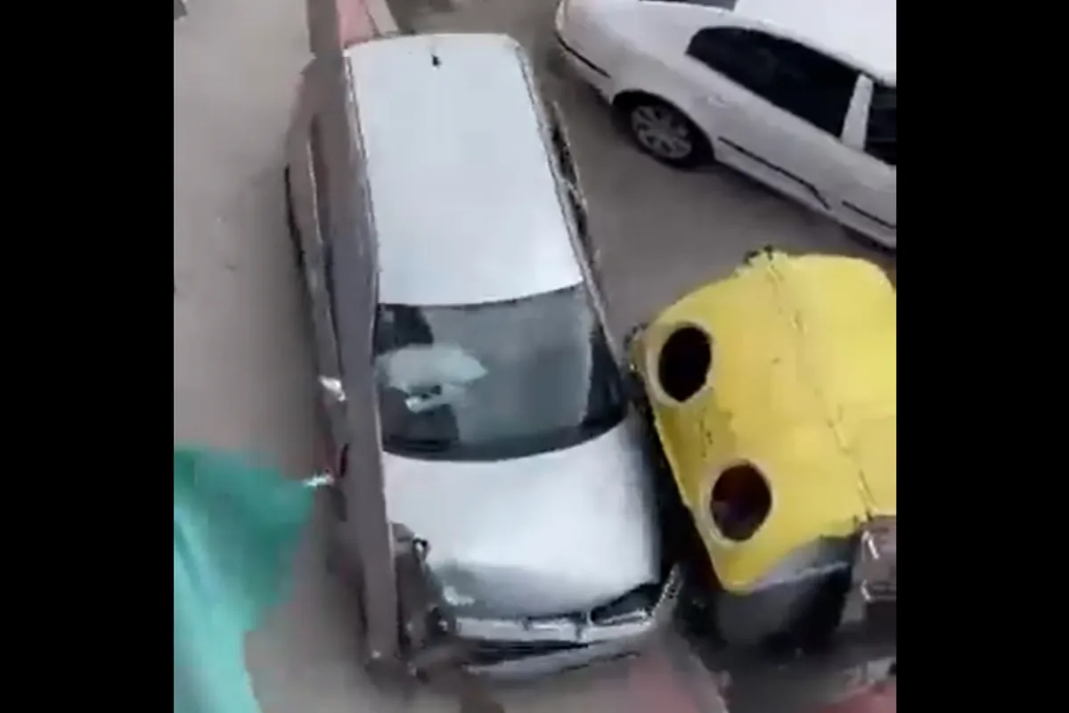 Un conductor drogado y sin carné estrella su coche y huye descalzo | Marca