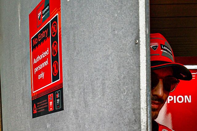 Pecco Bagnaia, en el box de Ducati en Phillip Island.