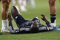 Mendy tras su lesi�n en el RCDE Stadium.