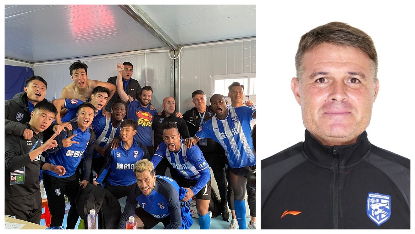 El Wuhan Three Towns de Pedro Morilla (derecha) celebra el ascenso a...