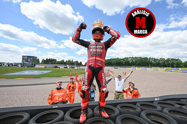 Marc M�rquez, en Sachsenring, con una corona que le dieron.