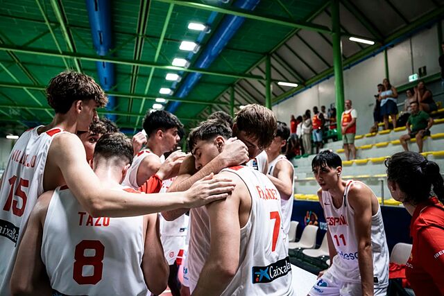 La selecci�n espa�ola sub18, despu�s del partido.