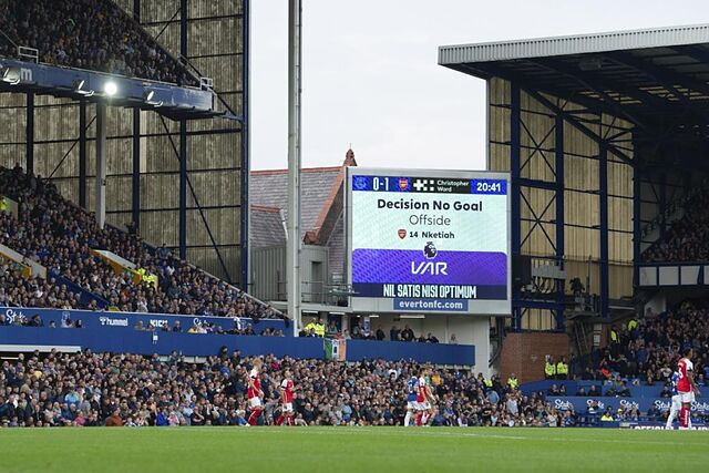 El videomarcador anuncia una decisi�n del VAR en 2023.