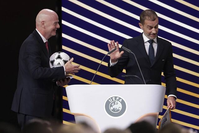 Infantino y Ceferin bromean durante el �ltimo congreso de la UEFA en Bruselas.