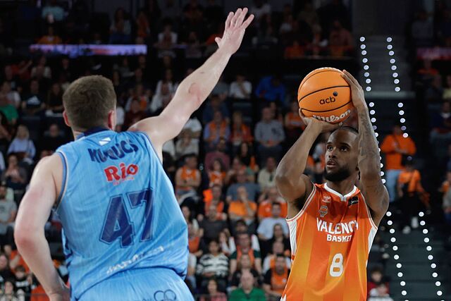 Jean Montero lanza ante la defensa de Arturs Kurucs.