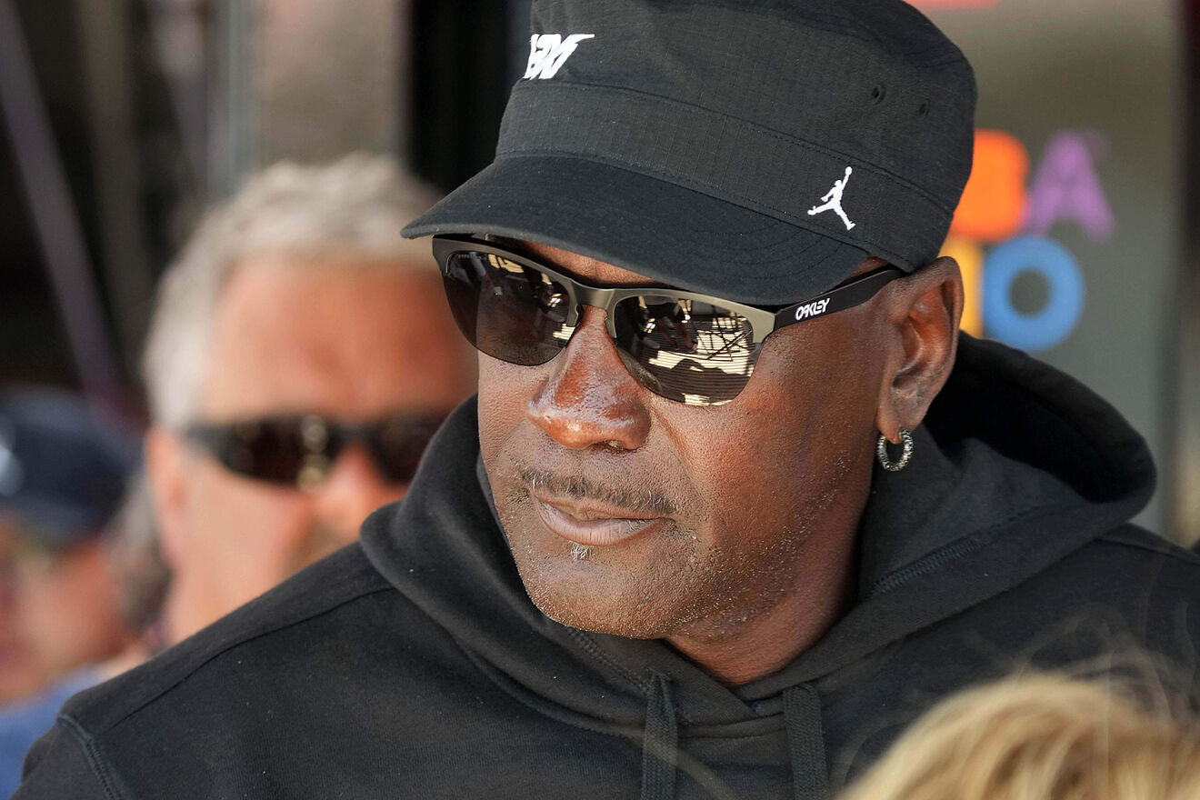 Michael Jordan's 'cursed' mansion in Chicago continues to cause problems: mysteriously off the market