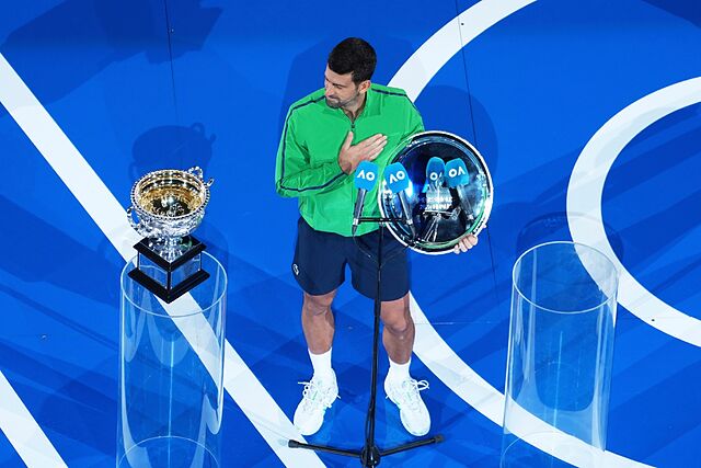 Djokovic, con el trofeo de finalista.