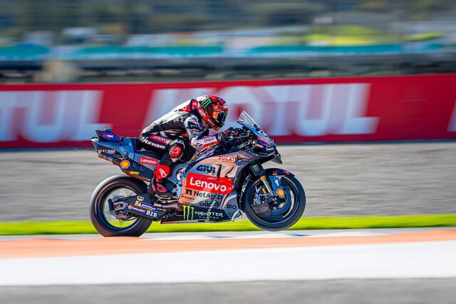 Pecco Bagnaia, con la Ducati con la decoraci�n del centenario.