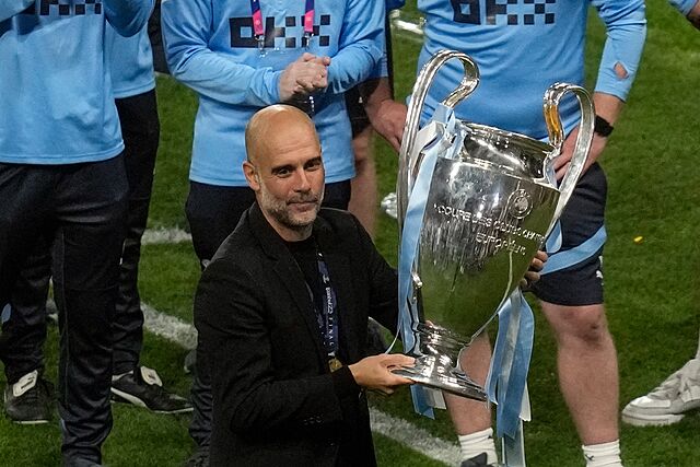 Pep Guardiola levanta la primera y �nica Champions en la historia del City.