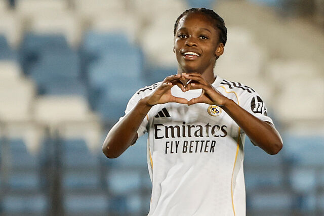Linda Caicedo celebra un gol haciendo un coraz�n con las manos.
