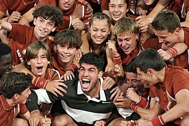 Alcaraz, con los recogepelotas de Roland Garros.