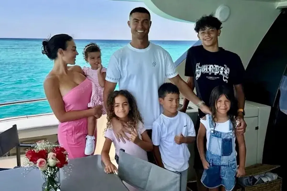 Cristiano Ronaldo and Georgina's daughters surprise by playing a classic song on the piano and voice