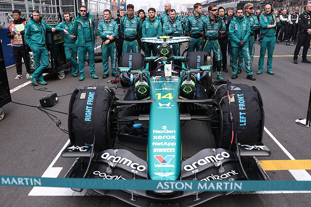 El coche de Alonso en primer plano, con integrantes de Aston Martin al fondo.