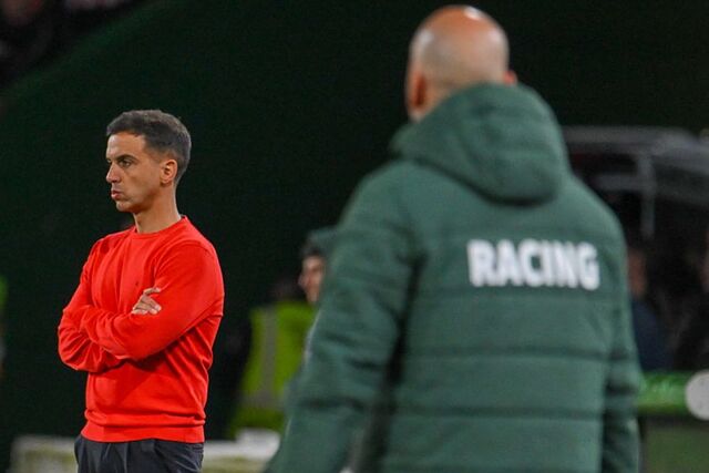 Borja Jim�nez, pensativo, ante Jos� Alberto.